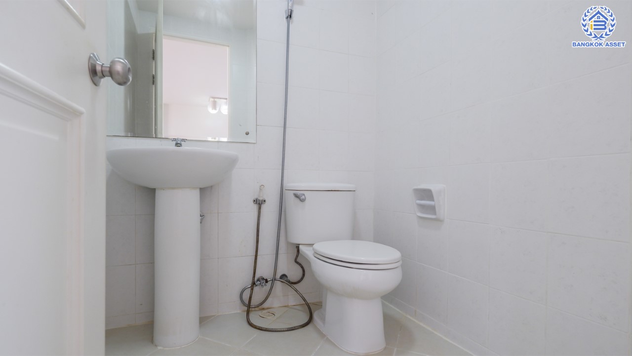 บ้านมือสองตกแต่งใหม่ ทาวน์โฮม 3 ชั้นหลังใหญ่ ม.พลัสซิตี้พาร์ค สนามบินน้ำ เนื้อที่ 22.9 ตร.ว. ฟังก์ชัน 3 ห้องนอน 3 ห้องน้ำ จอดรถได้ 2 คัน บนทำเลโซนเมือง! ใกล้สถานที่ราชการหลายแห่ง เซ็นทรัลรัตนาธิเบศร์ และรถไฟฟ้า "สถานีแยกนนทบุรี1"